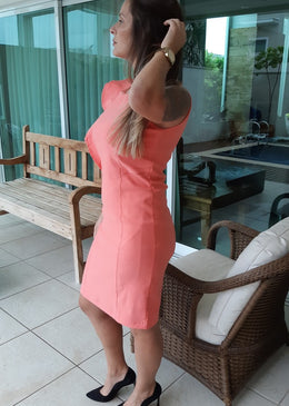 Vestido Babado Bengaline Coral VESTIDO TUBINHO LISO NO TECIDO BENGALINE COM BABADOPerfeito para usar no dia a dia, feito para uma mulher moderna e de atitude, oferecendo conforto e...