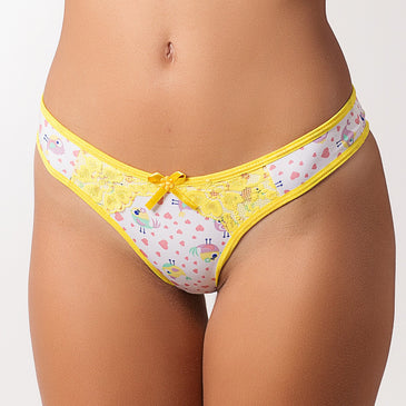 Tanga Colorida Estampada com Rendinha | Rosiane *Calcinha Tipo Tanga*Com lindas estampas*Detalhe em Renda*Lacinho no centro*Forro em Algodão*Toque macio e agradável A modelo veste tamanho M e cor Amarelo   tamanhos M veste o...