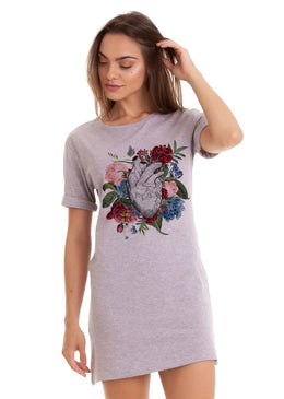 VESTIDO T-DRESS FEMININO ESTAMPADO JOSS - FLOWERS INSIDE MY HEART Vestido Feminino Básico com caimento reto, máxima qualidade e conforto para o seu dia a dia. Gola: Redonda Tipo de Produto: Vestido Modelagem: Reta Manga:...