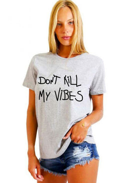 CAMISETA FEMININA BASICA ESTAMPADA JOSS  - DONT KILL MY VIBE Camiseta Feminina Básica Jay Jay com caimento reto estampa em silk, máxima qualidade e conforto para o seu dia a dia. Composição: 100% Algodão Tipo...