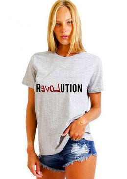 CAMISETA FEMININA BASICA ESTAMPADA JOSS - REVOLUTION Camiseta Feminina Básica Jay Jay com caimento reto estampa em silk, máxima qualidade e conforto para o seu dia a dia. Composição: 100% Algodão Tipo...