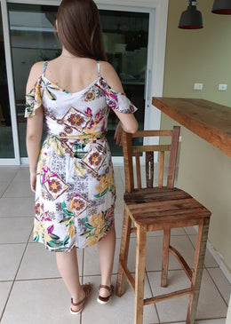 Vestido Viscose Florido VESTIDO VISCOSE ESTAMPADO ABERTO NO OMBROFeito para usar no dia a dia,  com design leve e inovador.Tabela de Medidas:P veste 38M veste 40G veste 42GG...