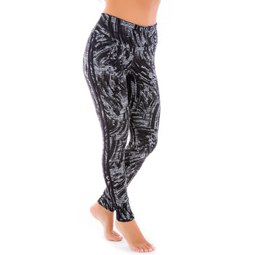 Calça Legging Estampada Cós Duplo Alto | C-34 6024 Calça Legging Legging Estampada com Tiras na LateralConta com cós duplo médio, agregando conforto e segurança durante as atividades físicas.Composição: 92% poliéster + 08% elastanoNossa...