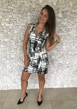 Vestido Tubinho Preto Vestido tubinho em piquet com decote recortado em V na frenteComposição:75% ALGODÃO 21% POLIÉSTER 4% ELASTANO FORRO 100% POLIÉSTERTecido: PiquetTabela de MedidasTamanho P veste 38Tamanho M...