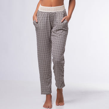 Calça Hippie Pantalona Estampada | 2305 o produto Calça Larguinha Hippie Pantalona>Calça Pantalona>Estampada >Cós elástico tipo crochê >Tecido leve Ideal para o seu dia-a-dia!Tamanhos Aproximados Tamanho M – veste até o manequim 40Tamanho G –...