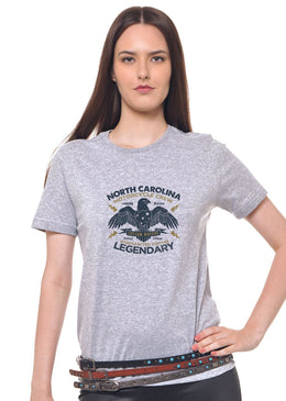 Camiseta Joss Cinza Mescla Estampada North Camiseta Cinza Mescla Estampada Feminina Joss , Caimento Reto E Solto.- Cor: Cinza-Mescla - - Composição: 100 % Algodão - Lavagem: Lavar A Mão Ou...