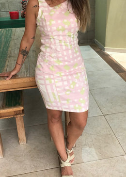 Vestido Tubinho Piquet Rosa Vestido tubinho com estampas geométricas, ideal para usar em qualquer ocasião.Decote em V nas costasFecho em zíper nas costasForrado: SimTecido: PiquetTabela de medidas:P veste 38M...