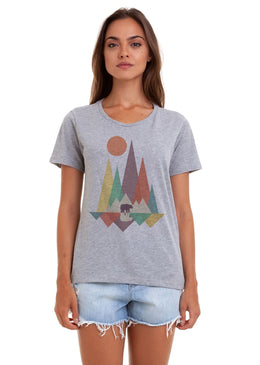 CAMISETA FEMININA BASICA ESTAMPADA JOSS - BEAR IN THE WOODS Camiseta Feminina Básica Jay Jay com caimento reto estampa em silk, máxima qualidade e conforto para o seu dia a dia. Composição: 100% Algodão Tipo...