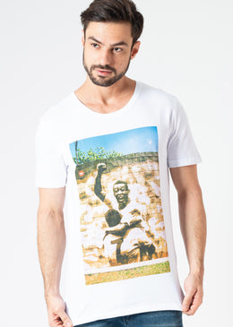 Camiseta Pelé Grafite - Branca Camiseta 100% algodão com caimento ótimo e corte moderno, gola careca. A KSA apostou em parcerias com artistas de rua - grafiteiros - para desenvolver...