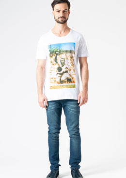 Camiseta Pelé Grafite - Branca Camiseta 100% algodão com caimento ótimo e corte moderno, gola careca. A KSA apostou em parcerias com artistas de rua - grafiteiros - para desenvolver...