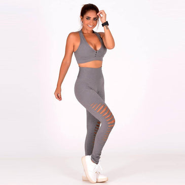 Calça Legging Corte Laser - 253 Calça Legging, confeccionada em Suplex, possui cós alto, com detalhes de corte a laser na lateral das pernas e frontal. Efeito que evidencia as curvas...