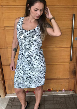 Vestido Tubinho Branco O novo queridinho do guarda-roupa feminino, o vestido tubinho é charmoso e com design elegante.Por acompanhar as curvas do corpo, o modelo insinua uma sutil...