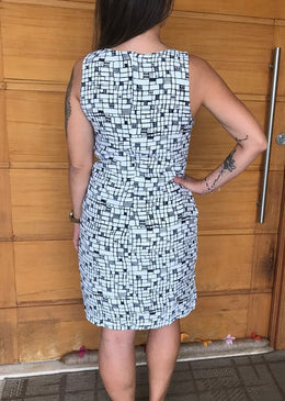 Vestido Tubinho Branco O novo queridinho do guarda-roupa feminino, o vestido tubinho é charmoso e com design elegante.Por acompanhar as curvas do corpo, o modelo insinua uma sutil...
