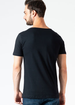 Camiseta Básica Clássica KSA Gola Canoa - Preta Aquela camiseta básica que não pode faltar no guarda-roupas, com um toque descolado da gola canoa. É a nossa curinga, para ser escolhida quando está...
