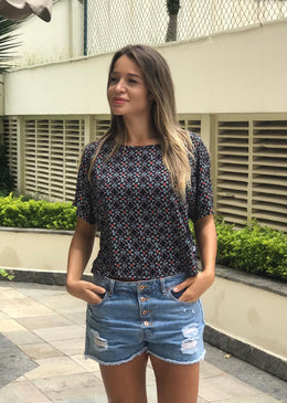 Cropped Izabel O cropped Izabel feito em tecido macio e comprimento ideal. Deixa o look mais despojado com jeans ou pode ser usado com saia, deixando o look...