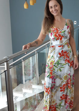 Vestido Longo Florido Vestido longo, estampado de flores.Modelo alegre, ideal para usar em dias ensolaradosFecho em zíper nas costasAlça regulávelTabela de MedidaTamanho P veste 38Tamanho M veste 40Tamanho...