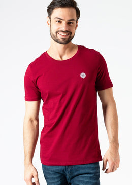 Camiseta Básica Clássica KSA - Vinho Aquela camiseta básica que não pode faltar no guarda-roupas. É a nossa curinga, para ser escolhida quando está na dúvida.A KSA da árvore é uma...
