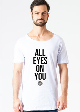 Camiseta All Eyes - Branca Para te dar destaque. Camiseta KSA da árvore masculina longline com barra arredondada, que garante um caimento moderno. Composição: 100% algodão.A KSA é uma marca com...