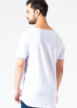 Camiseta All Eyes - Branca Para te dar destaque. Camiseta KSA da árvore masculina longline com barra arredondada, que garante um caimento moderno. Composição: 100% algodão.A KSA é uma marca com...