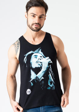 Camiseta Regata Bob Marley Grafite Camiseta 100% algodão com caimento ótimo e corte moderno, gola canoa (fio). A KSA apostou em parcerias com artistas de rua - grafiteiros - para...