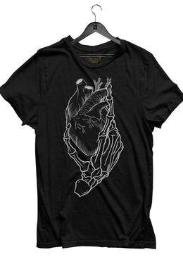 CAMISETA MASCULINA BASICA ESTAMPADA JAY JAY - HAND HEART Camiseta Masculina Básica Jay Jay com caimento reto estampa em silk, máxima qualidade e conforto para o seu dia a dia. Composição: 100% Algodão Tipo...