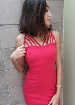 VESTIDO TUBINHO EM BENGALINE COM DECOTE EM TIRAS, design inovador, perfeito para o dia a diaTecido: BengalineComposição: 78% VISCOSE 19% POLIÉSTER 3% ELASTANOFORRO 100% POLIÉSTERTabela... 