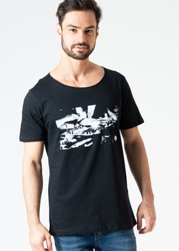 Camiseta com ótimo caimento e gola canoa (fio), 100% algodão.Estampada com o CDJ, de onde o DJ comanda a festa. Entre na vibe da casa... 