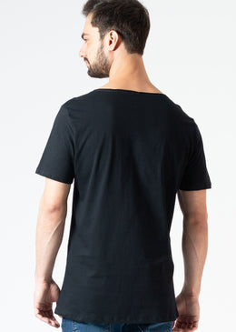 Camiseta com ótimo caimento e gola canoa (fio), 100% algodão.Estampada com o CDJ, de onde o DJ comanda a festa. Entre na vibe da casa... 