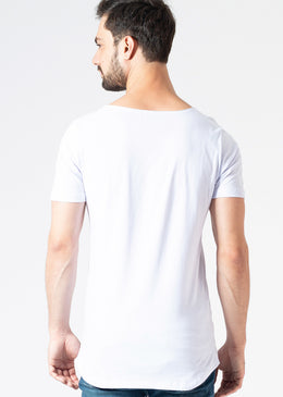 A camiseta longline gola canoa que é a nossa cara, com um corte moderno e barra arredondada.A KSA da árvore é uma marca moderna, jovem... 