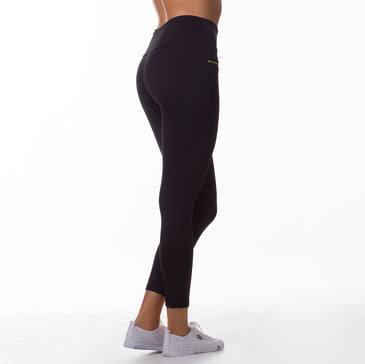 Calça Legging Tradicional com recortes e detalhe de Ziper! >Confeccionada em Suplex pano Grosso >Possui cós alto duplo com 90mm >Com Recortes >Detalhe de Zíper... 