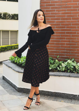 Saia Natália feita em crepe com estampas pequenas, elástico nas costas e botoes na frente.Sofisticação e estilo único fazem da saia Natália um sucesso de... 