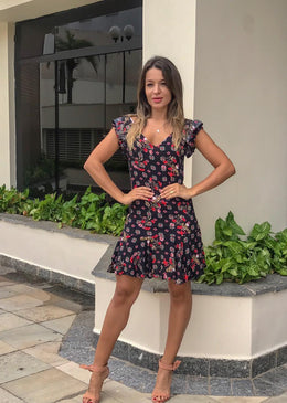 Vestido em viscose com forro interno, com babados nas alças, comprimento médio.Aposte no Vestido Olivia com cinto marcando a cintura e scarpim neutro, deixando seu... 