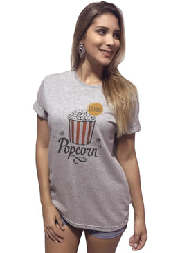 T-Shirt Feminina Escrita PopCorn,com Caimento Reto e Gola Careca.-INFORMAÇÕES: Modelo: 4100TShirtFemCinzaComposição: 100% AlgodãoLavagem: lavar a mão ou máquina, não alvejar, não secar em tambor, não usar... 