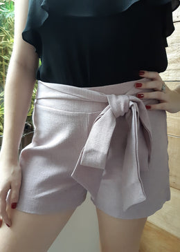 Lindo shorts em linhão,  modelo simples mas ideal para compor looks casuais ou looks mais sérios.Detalhe atrás com um bolso falso e cinto já costurado... 