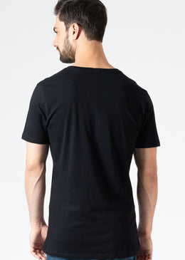 Camiseta 100% algodão com caimento ótimo e corte moderno, gola canoa (fio). A KSA apostou em parcerias com artistas de rua - grafiteiros - para... 