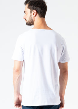 Aquela camiseta básica que não pode faltar no guarda-roupas, com um toque descolado da gola canoa. É a nossa curinga, para ser escolhida quando está... 