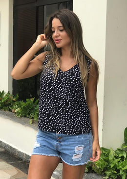 Regata em poa,  decote em v com detalhe em botão na frente.Tecido em viscose, estampa atemporal, charmosa e coringa em seu closet.Composição:100% Viscose 