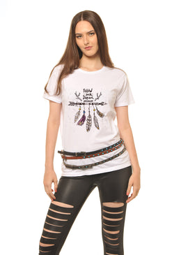 T-Shirt Feminina Follow your Dream com Caimento Reto e Gola Careca.-INFORMAÇÕES: Modelo: 6399TshirtFemBrancComposição: 100% AlgodãoLavagem: lavar a mão ou máquina, não alvejar, não secar em tambor,... 