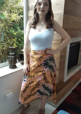 Saia midi, recorte assimétrico com estampa de folhas, perfeita para usar no verão, trazendo conforto e design inovador.Fecho em zíper na lateralTecido: ViscoseComposição: 100% ViscoseTabela... 