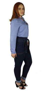 Calça: FeminiaModelo : ChochardCintura:  AltaMarca:    Dinho´s JeansTecido:    JeansComposição: 98% Algodão   20%   2% ElastanoModelo veste tamanho: 38Obs: Calça com Bolso Antifurto> Porta cartão de Credito e Documentos  ETC. 