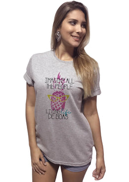 T-Shirt Feminina Escrita Imagina All The People,com Caimento Reto e Gola Careca.-INFORMAÇÕES: Modelo: 4090TShirtFemCinzaComposição: 100% AlgodãoLavagem: lavar a mão ou máquina, não alvejar, não secar em... 