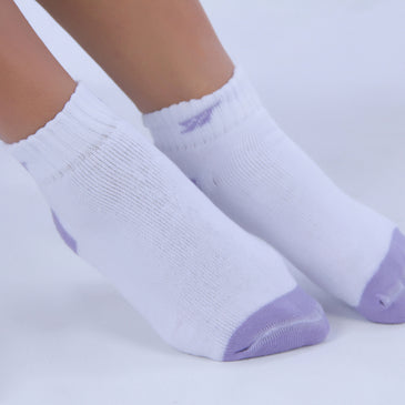 Kit com 10 Pares de Meias Sport tipo Soquete FemininaPar de meias em algodão conforto, curta/soquete. São todas na cor Branca com pequenos detalhes coloridos... 