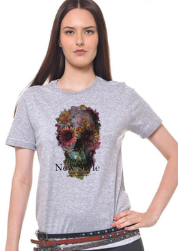 T-Shirt Feminina Estampa Caveira,com Caimento Reto e Gola Careca.-INFORMAÇÕES: Modelo: 4083TShirtFemCinzaComposição: 100% AlgodãoLavagem: lavar a mão ou máquina, não alvejar, não secar em tambor, não usar... 