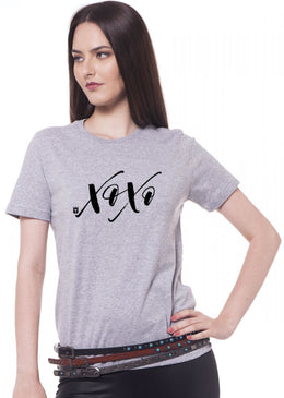 T-Shirt Feminina Escrita Xoxo,com Caimento Reto e Gola Careca.-INFORMAÇÕES: Modelo: 4080TShirtFemCinzaComposição: 100% AlgodãoLavagem: lavar a mão ou máquina, não alvejar, não secar em tambor, não usar... 