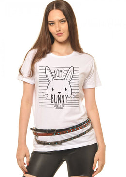T-Shirt Feminina Some Bunny com Caimento Reto e Gola Careca.-INFORMAÇÕES: Modelo: 6413TshirtFemBrancCor: BrancoComposição: 100% AlgodãoLavagem: lavar a mão ou máquina, não alvejar, não secar em tambor,... 