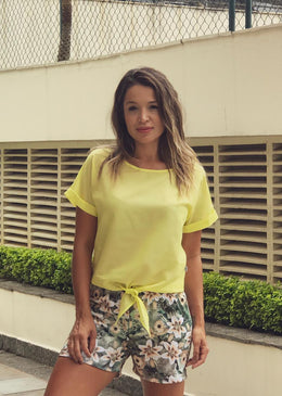 Blusa Primavera feita em tecido leve, com modelagem ampla, amarração frontal, manga dobrada.Peça básica e despojada deixa seu look ainda mais moderno, fica linda com... 