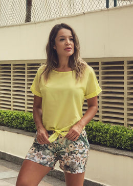 Blusa Primavera feita em tecido leve, com modelagem ampla, amarração frontal, manga dobrada.Peça básica e despojada deixa seu look ainda mais moderno, fica linda com... 