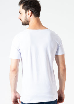Com a melhor das intenções, queremos te vestir com estilo. Camiseta masculina com gola canoa (fio) e caimento moderno.Composição: 100% algodão.A KSA é uma marca... 