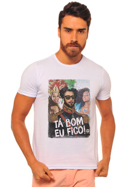 Camiseta  Estampa Eu Fico, com Caimento Reto e Gola Careca.-INFORMAÇÕES:Composição: 100% AlgodãoLavagem: lavar a mão ou máquina, não alvejar, não secar em tambor, não usar... 