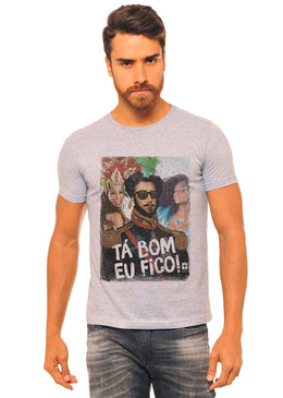 Camiseta  Estampa Eu Fico, com Caimento Reto e Gola Careca.-INFORMAÇÕES:Composição: 100% AlgodãoLavagem: lavar a mão ou máquina, não alvejar, não secar em tambor, não usar... 